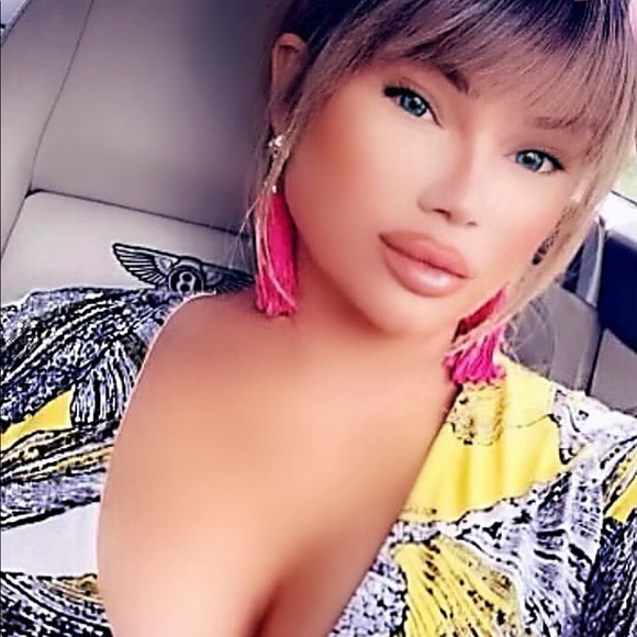 Meet your Posher, Karina - Picture 2 of 2